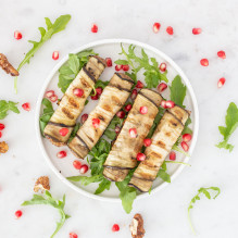 podwieczorek w bezglutenowej diecie pudełkowej - roladki z pieczonego bakłażana z pastą z orzechów włoskich